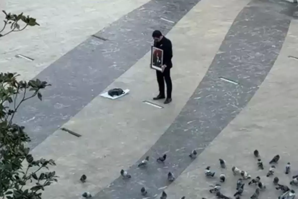 Atatürk\'ün portresi ile tek başına saygı duruşunda bulundu