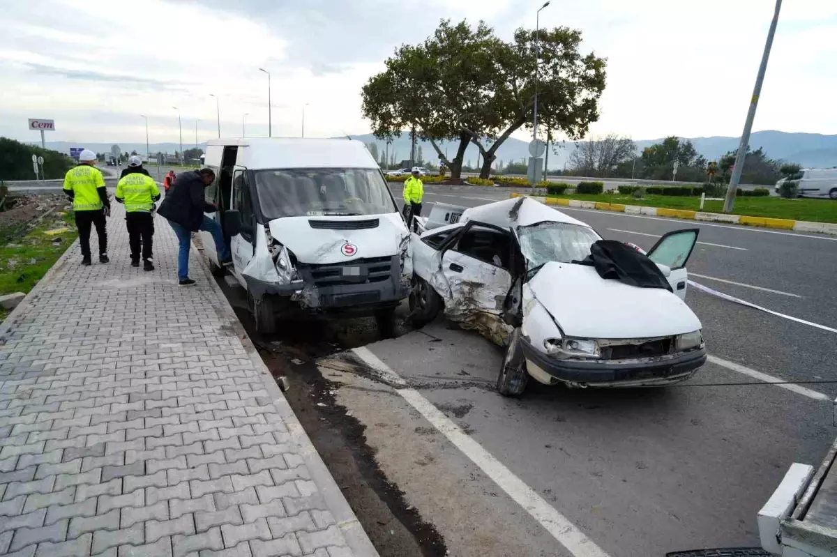 Balıkesir\'de trafik kazası: 1 ölü, 4 yaralı