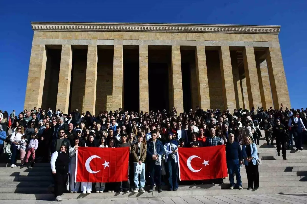 Balıkesirli Gençler, Atatürk\'ü Anıtkabir\'de Unutmadı
