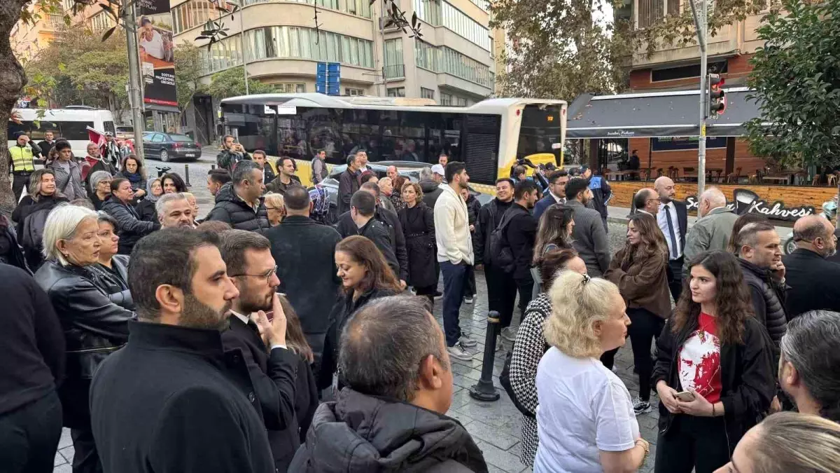 Beşiktaş\'ta Atatürk\'ün 87. Yıl Dönümü Anma Yürüyüşü Düzenlendi