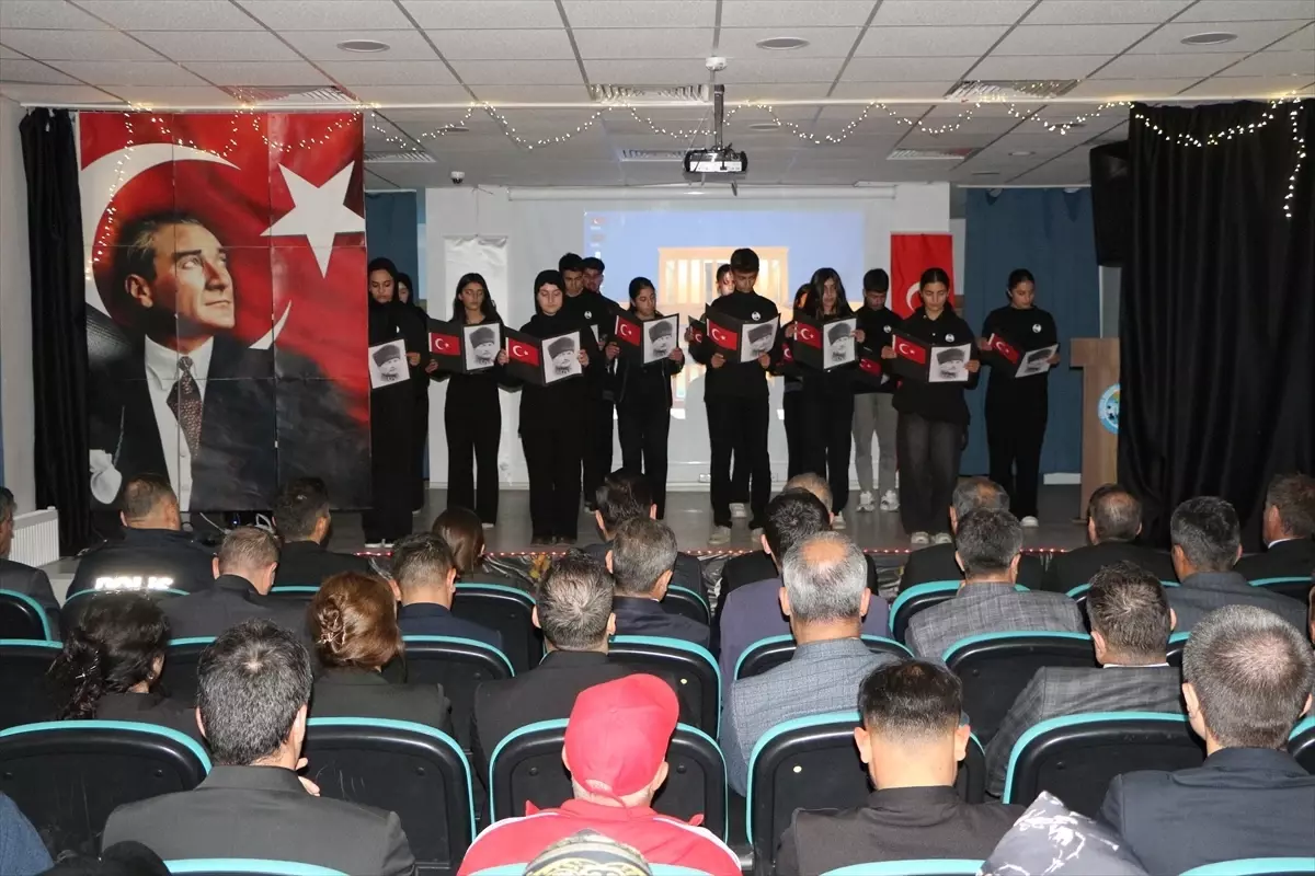 Atatürk, Karlıova\'da Anıldı