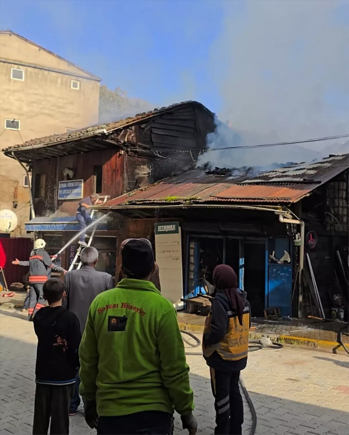 Çaykara\'da Yangın Söndürüldü