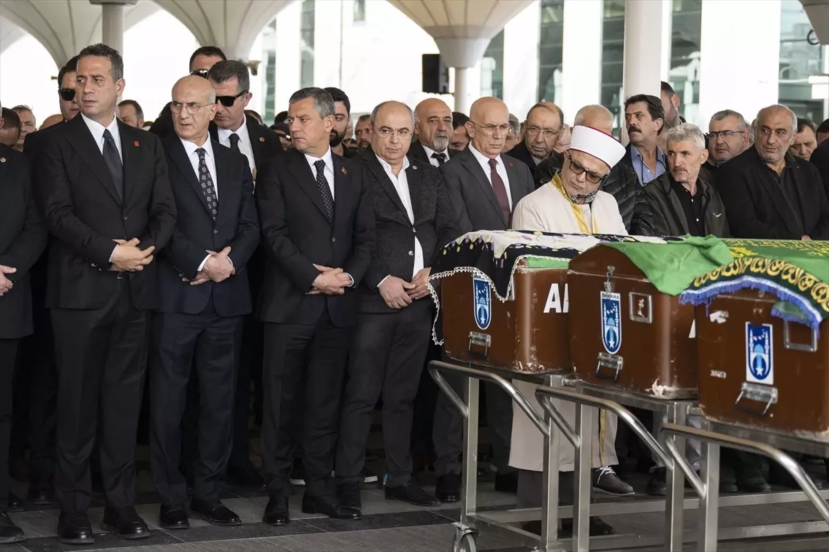 Özgür Özel, Ayşe Aydoğan\'ın Cenaze Törenine Katıldı