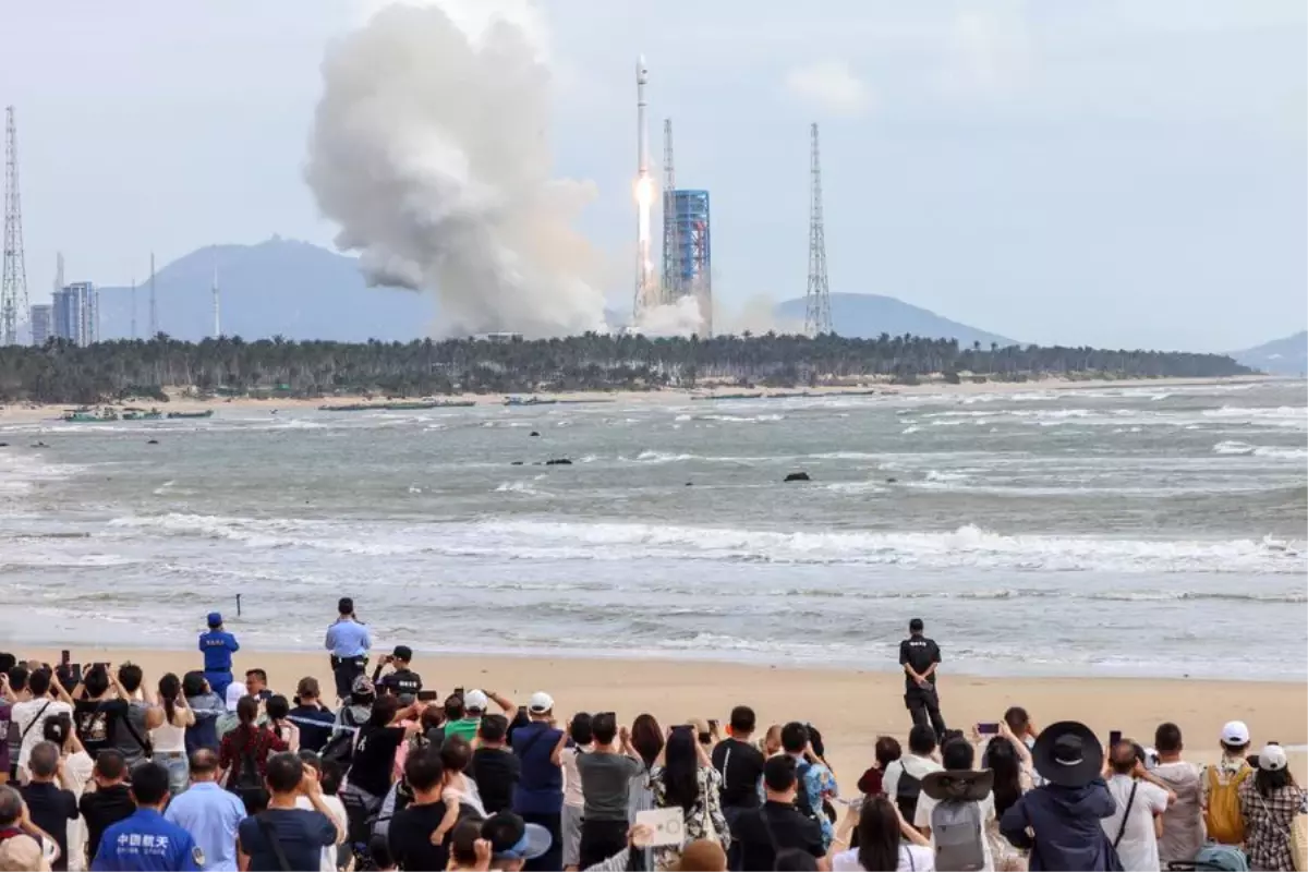 Çin, Uzaya Yeni Uydu Grubu Gönderdi