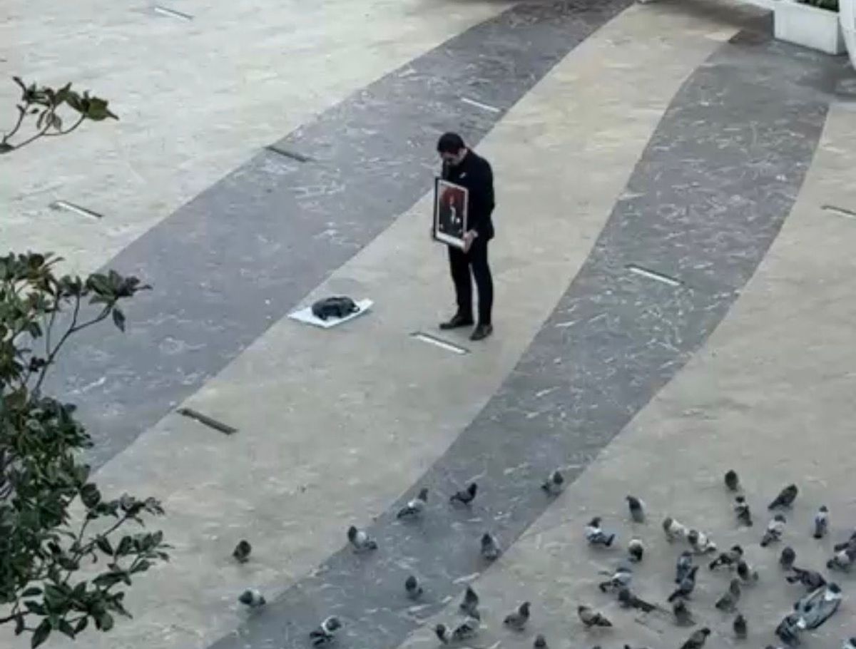 Atatürk\'e Saygı Duruşu