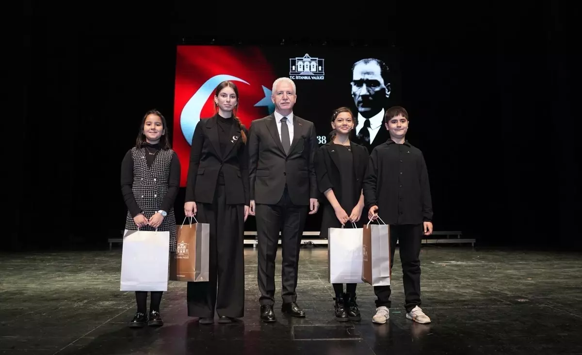 Atatürk Anma Programı İstanbul\'da Düzenlendi