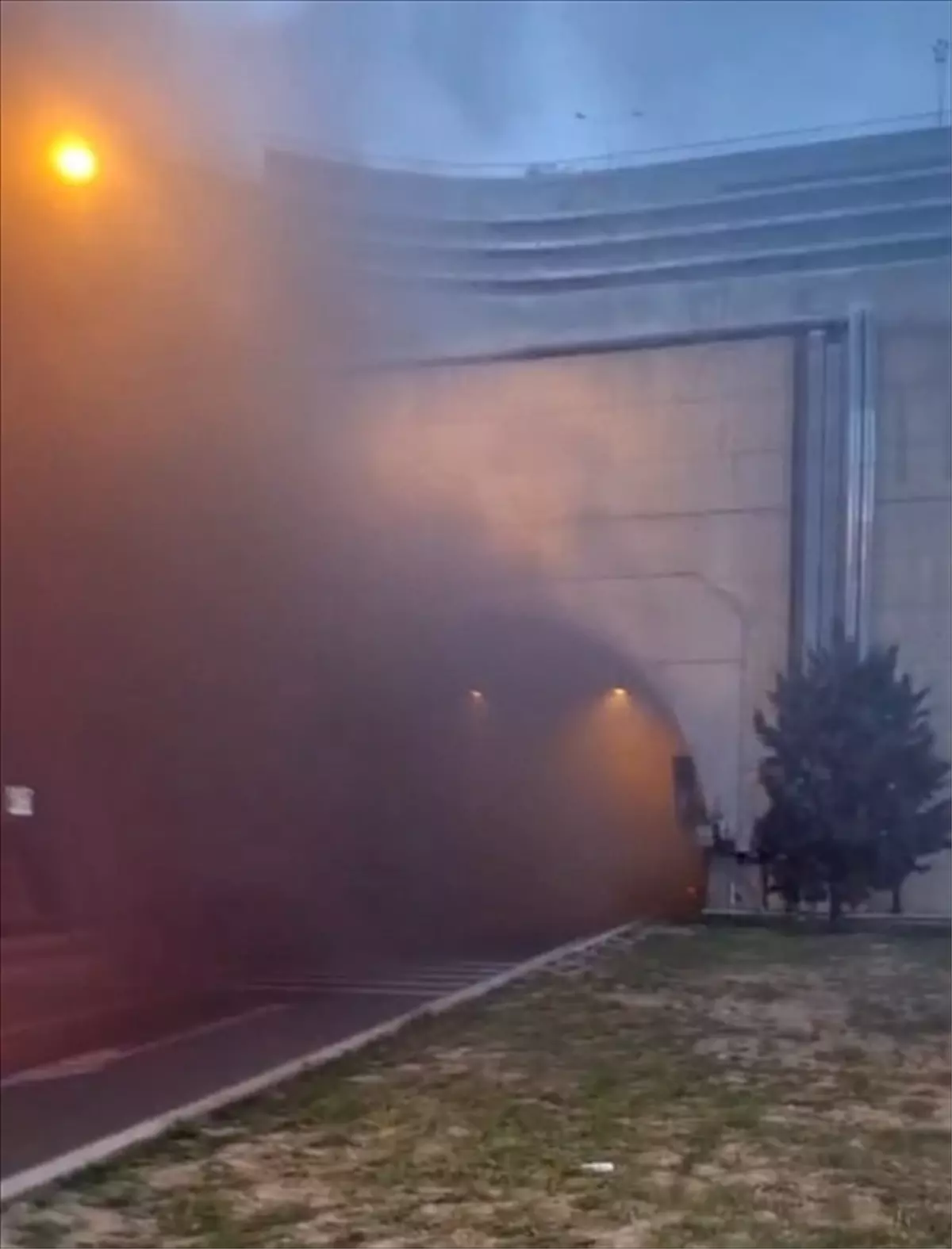 Konak Tüneli\'nde Otomobil Yangını