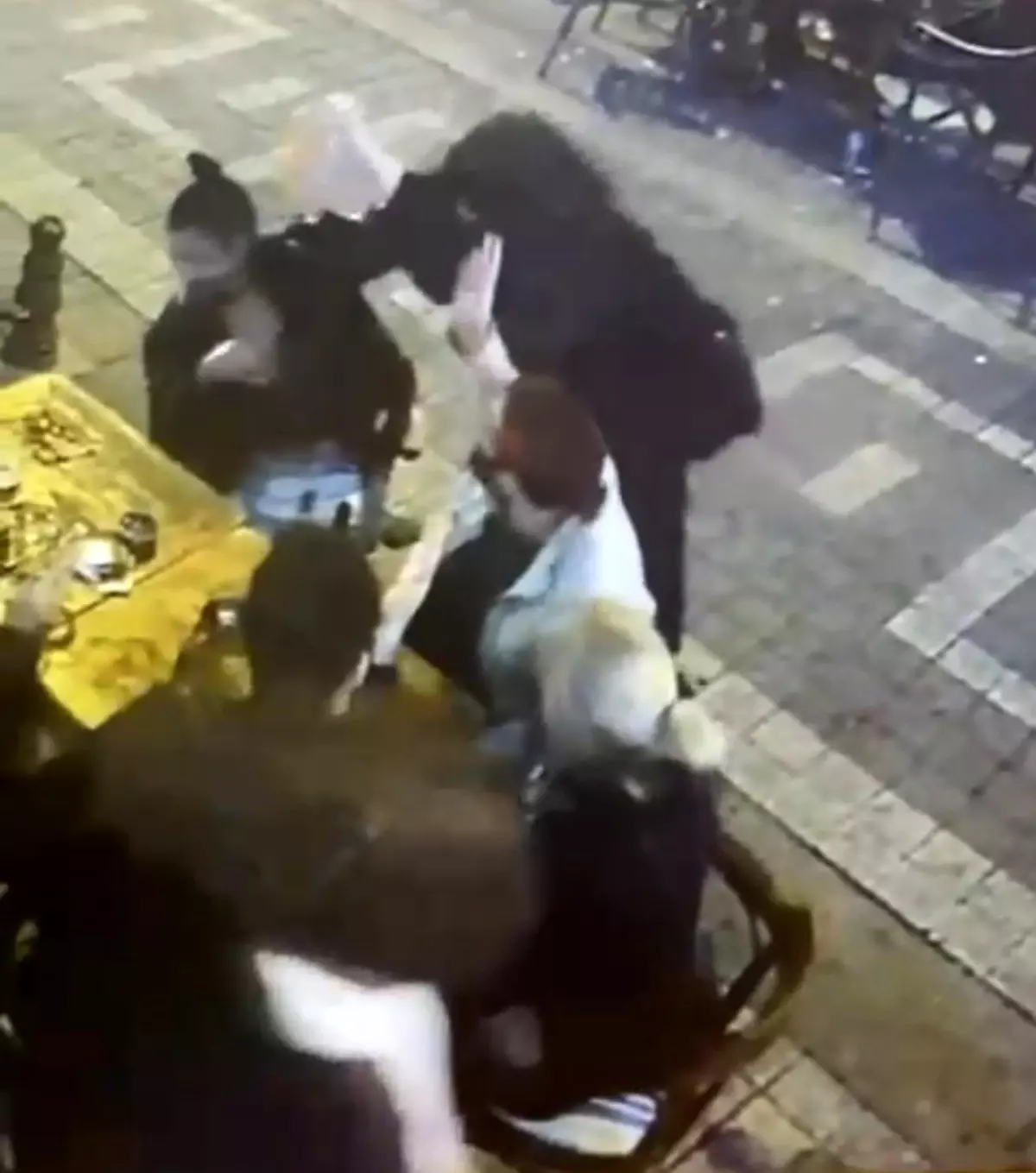 Kadıköy\'de Yanıcı Madde ile Ateşe Verilen Kadın Ağır Yaralı