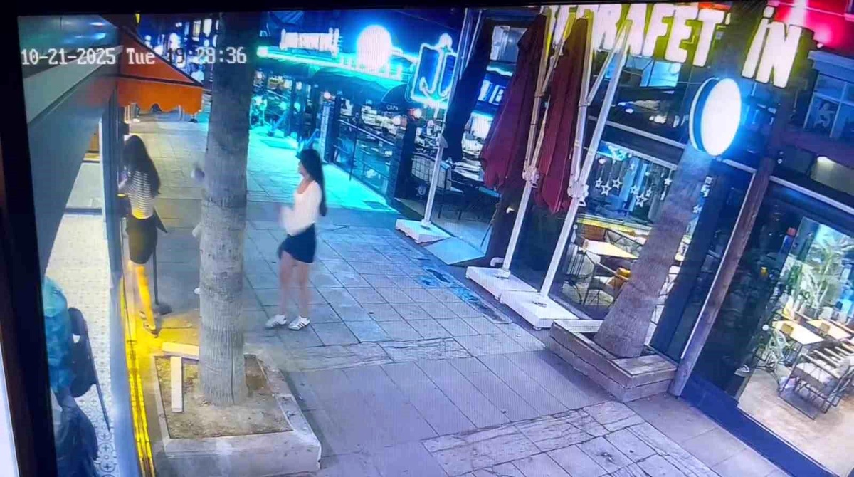 Cam Kapıya Çarpan Müşteriler Güvenlik Kamerasında