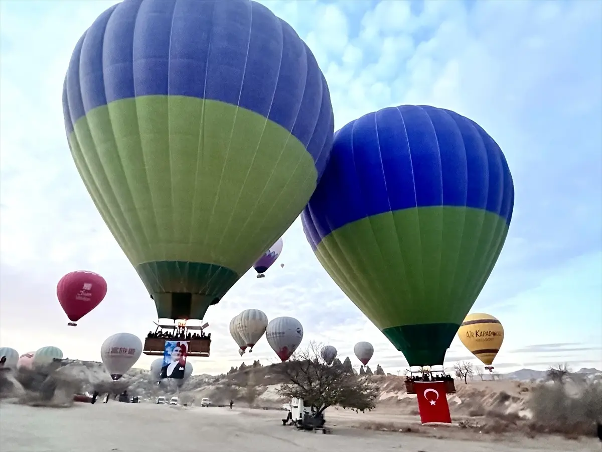Kapadokya\'da Atatürk Anısına Balon Uçuşu