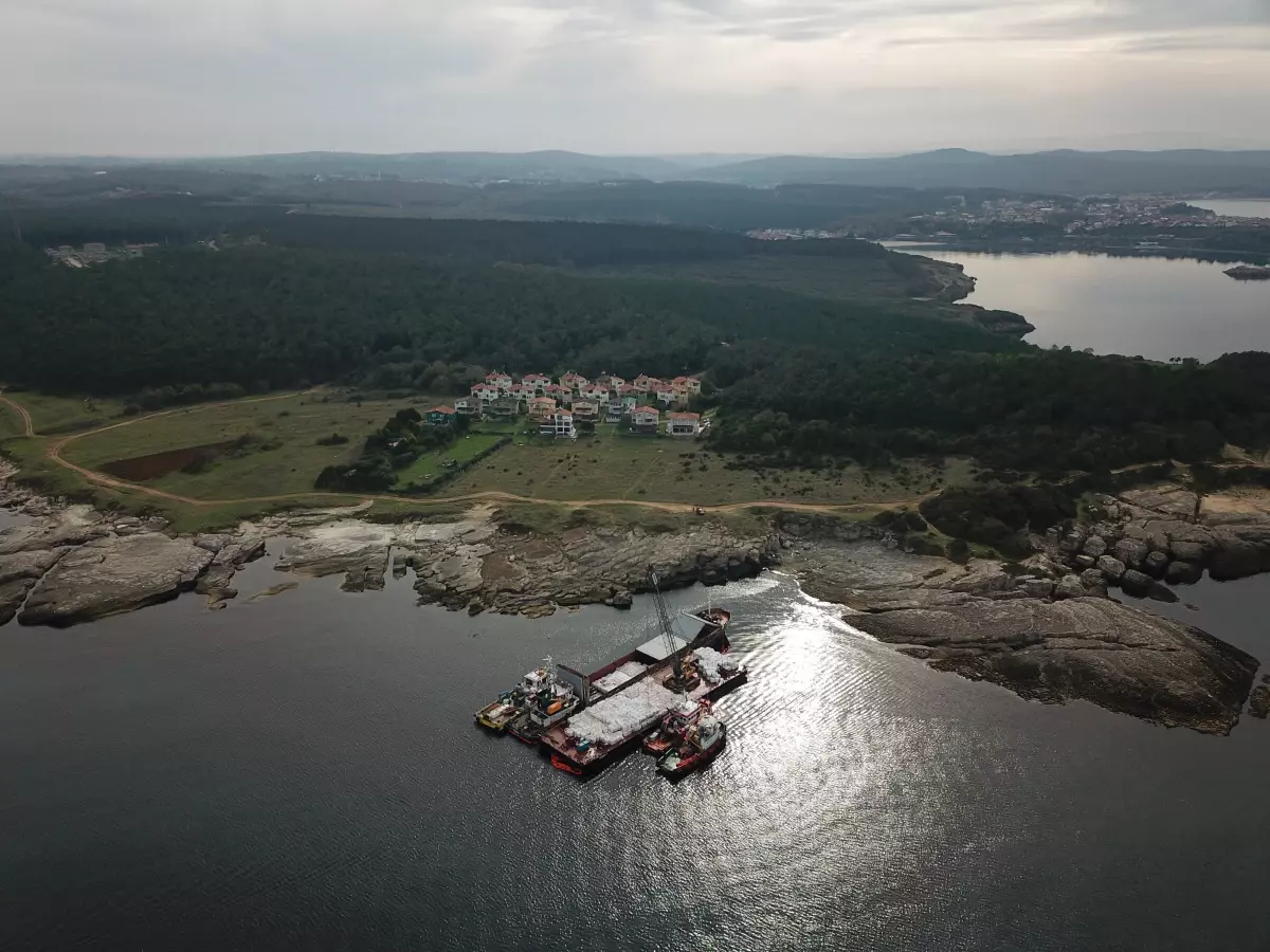 Karaya Oturan Gemi İçin Tahliye Çalışmaları Başladı