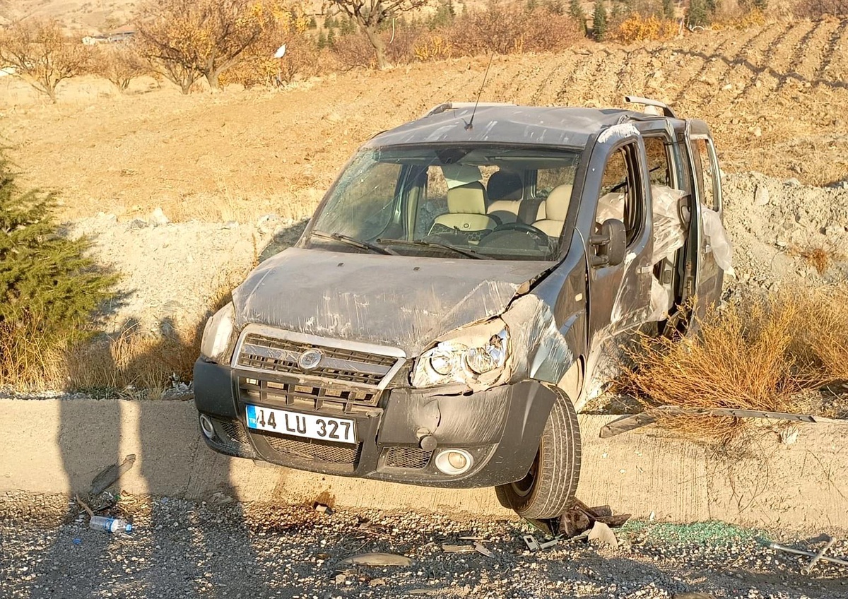 Malatya\'da Kaza: Hafif Ticari Araç Su Kanalına Çarptı