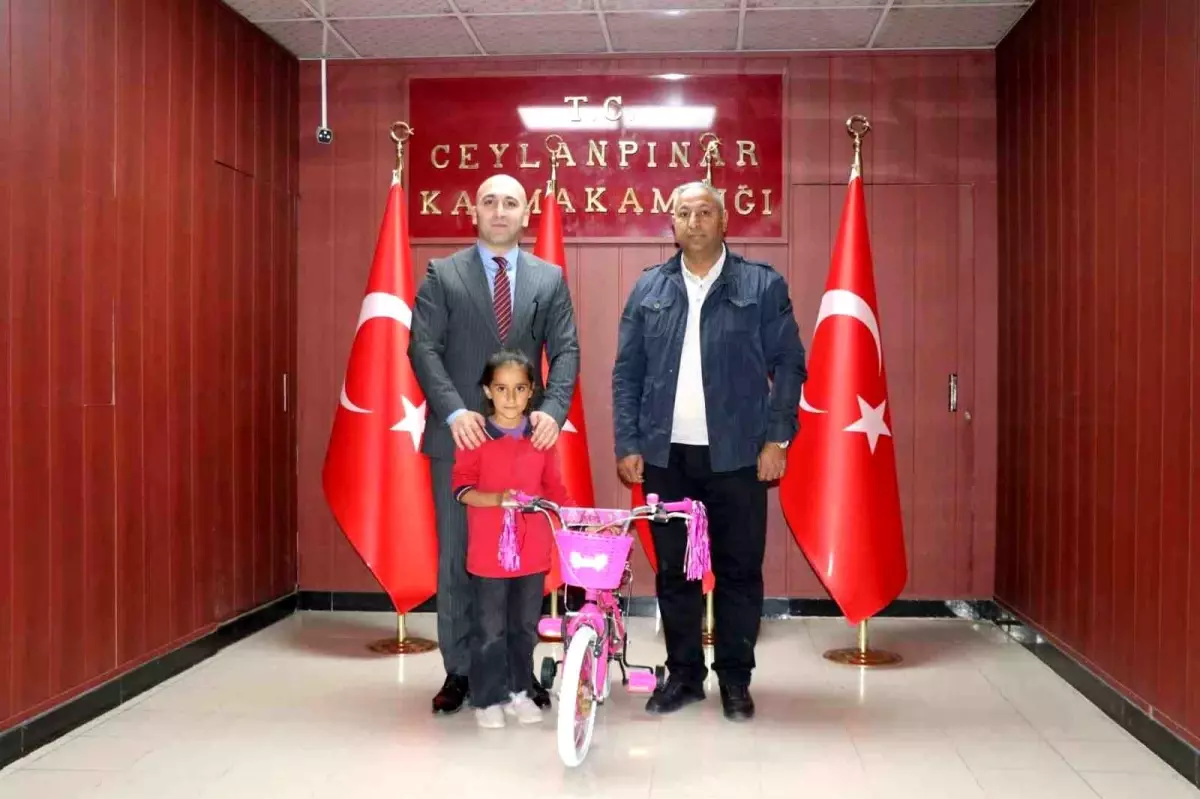 Minik Dilek\'in Bayrak Sevgisi Takdir Topladı