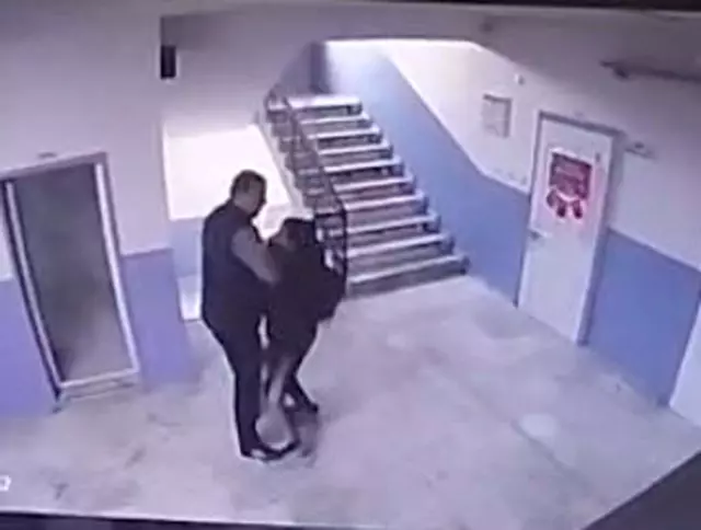 Okul müdürü, otizmli öğrenciyi merdivenlerden itti