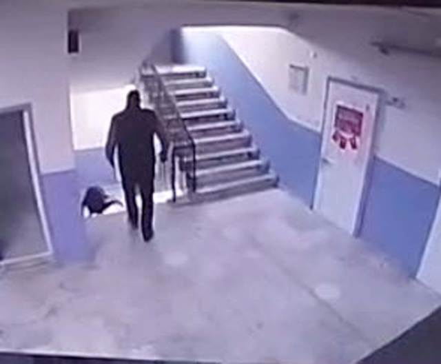 Okul müdürü, otizmli öğrenciyi merdivenlerden itti