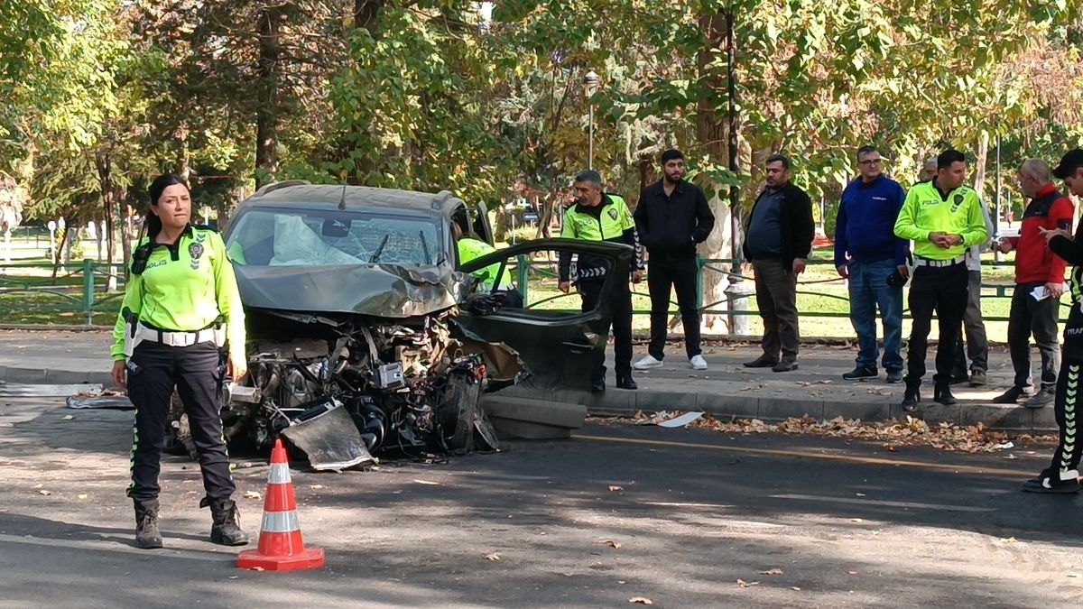 Gaziantep\'te Trafik Kazası: Sürücü Yaralandı