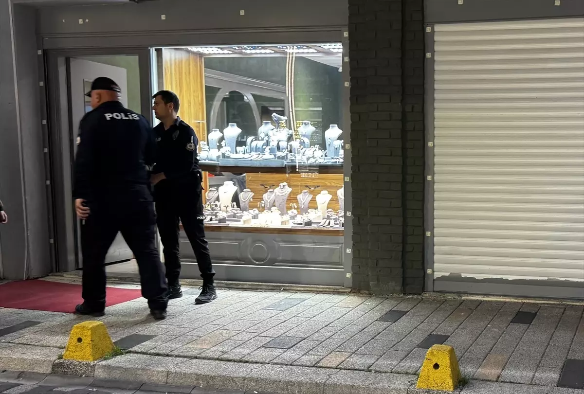 Kuyumcudan 2 Milyon Lira Değerinde Altın Çalındı
