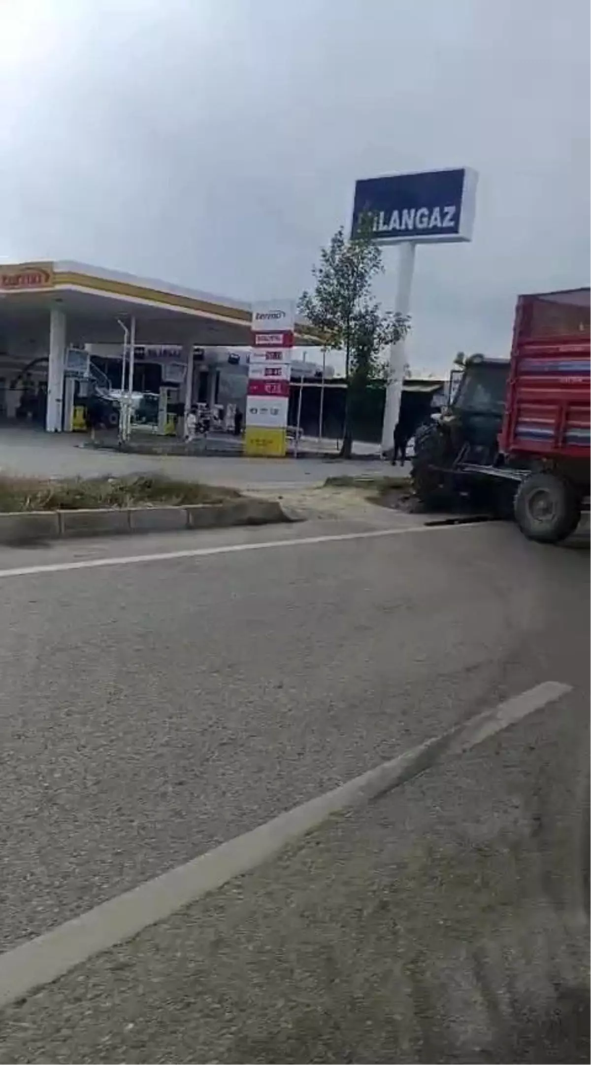 Denizli\'de Traktörle Otomobil Çarpıştı