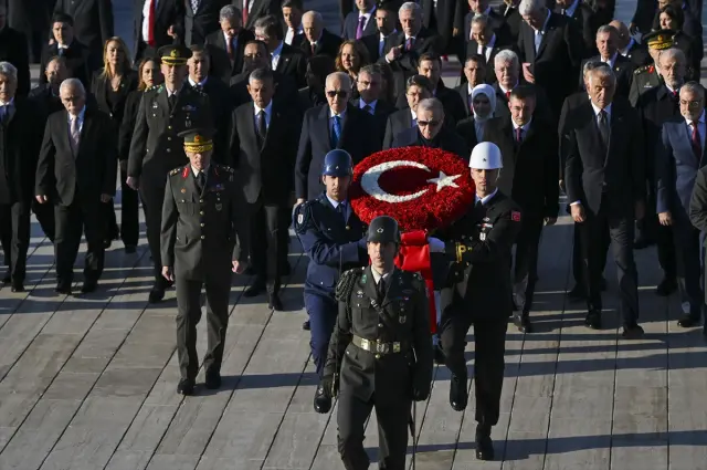 Saat 9'u 5 geçe Türkiye'de hayat durdu