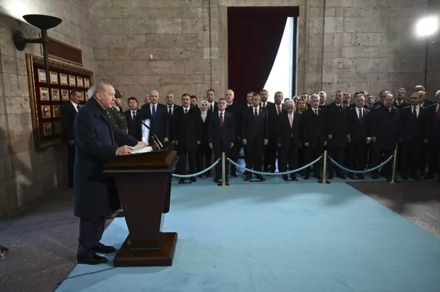 Saat 9'u 5 geçe Türkiye'de hayat durdu