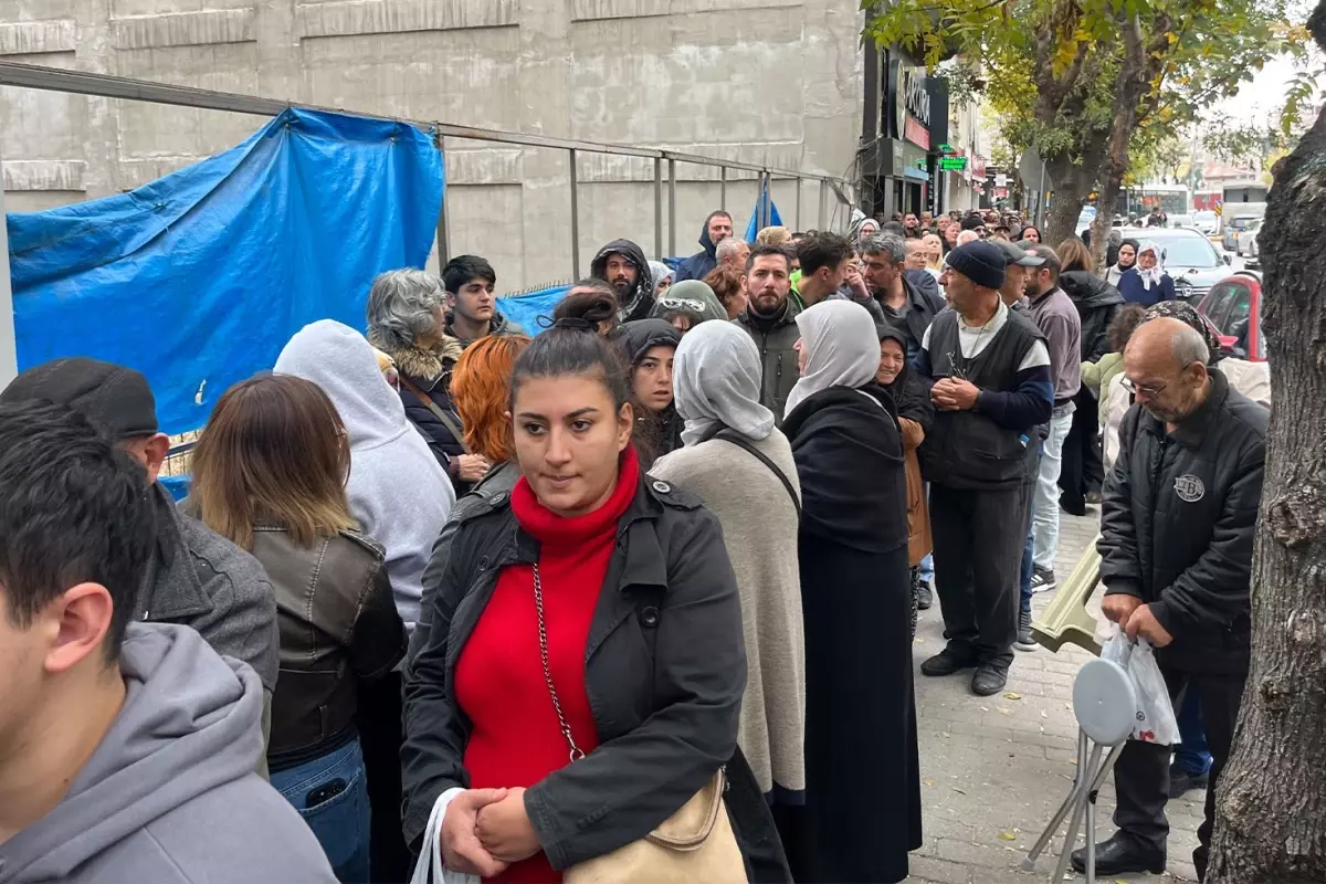 \'Yüzyılın Konut Projesi\'ne başvuru yapmak isteyenler yüzlerce metre kuyruk oluşturdu