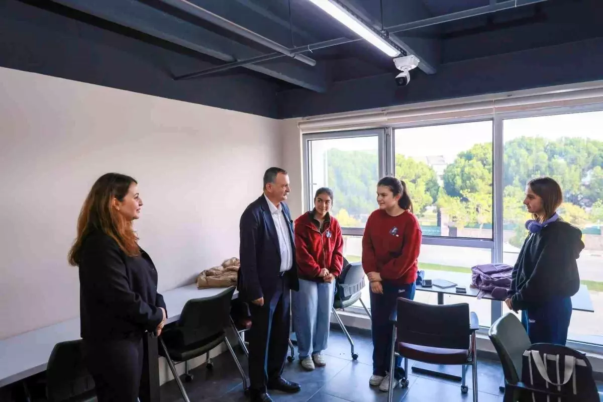 Yunusemre Belediye Başkanı Balaban, Öğrencilere Nutuk Hediye Etti