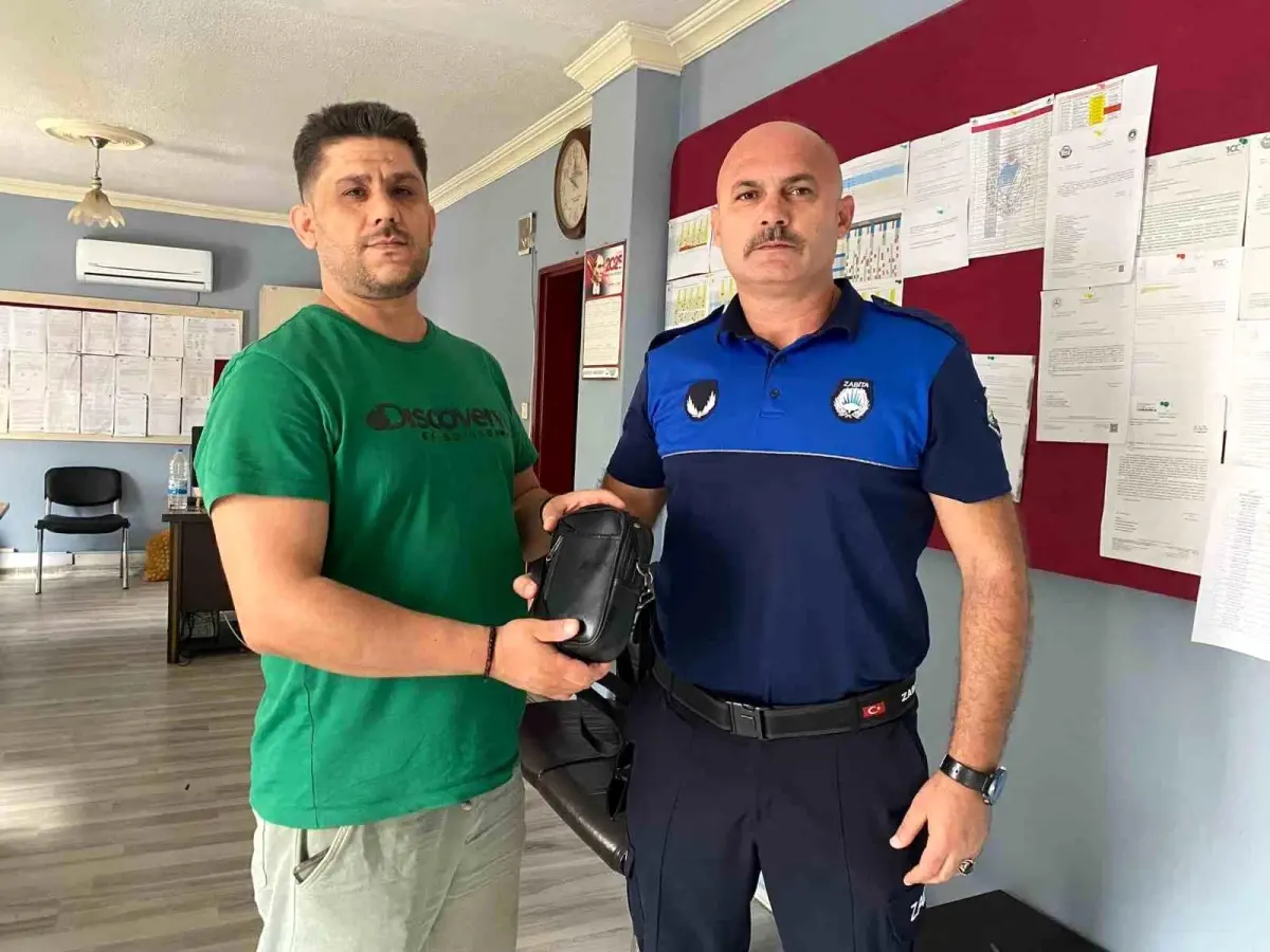 Zabıta Ekipleri Kaybolan Çantayı Sahibine Teslim Etti