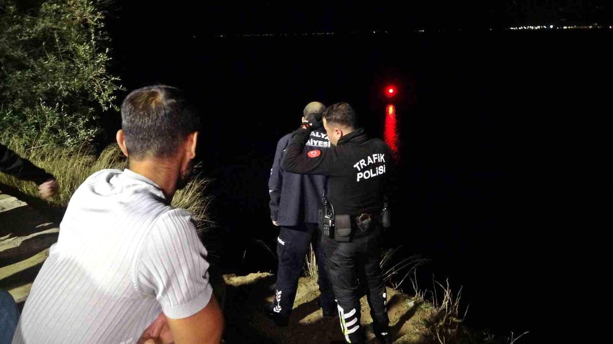 Antalya\'da Genç Falezlerden Atladı