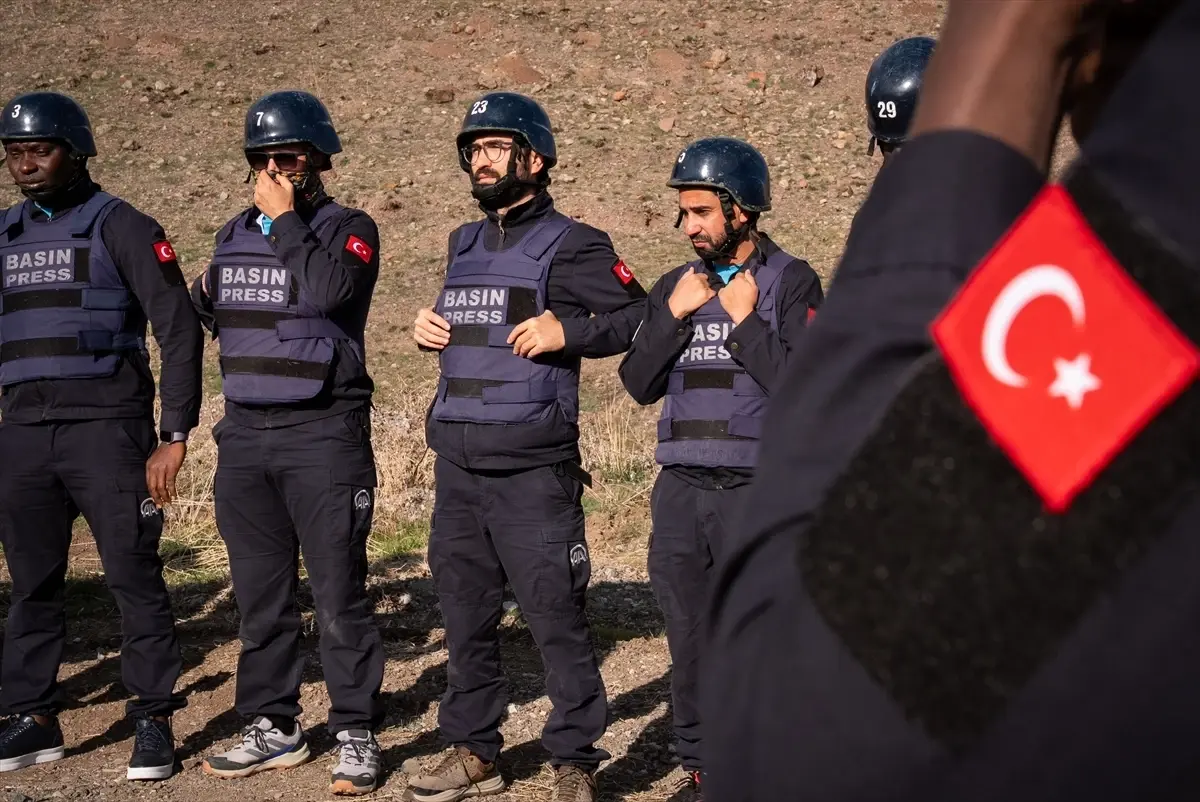Savaş Muhabirlerine Tehlikeli Alan Eğitimi