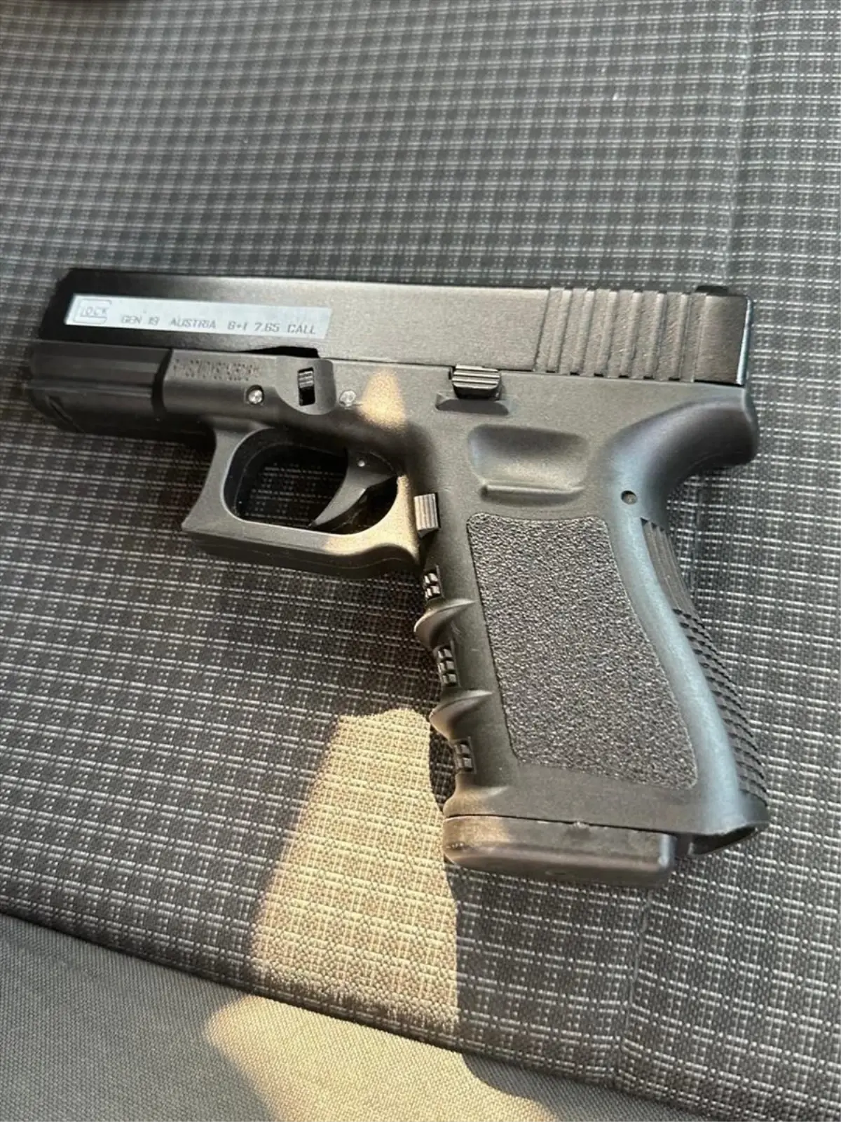 Adana\'da belediye nikah salonu önünde havaya ateş açan zanlı tutuklandı