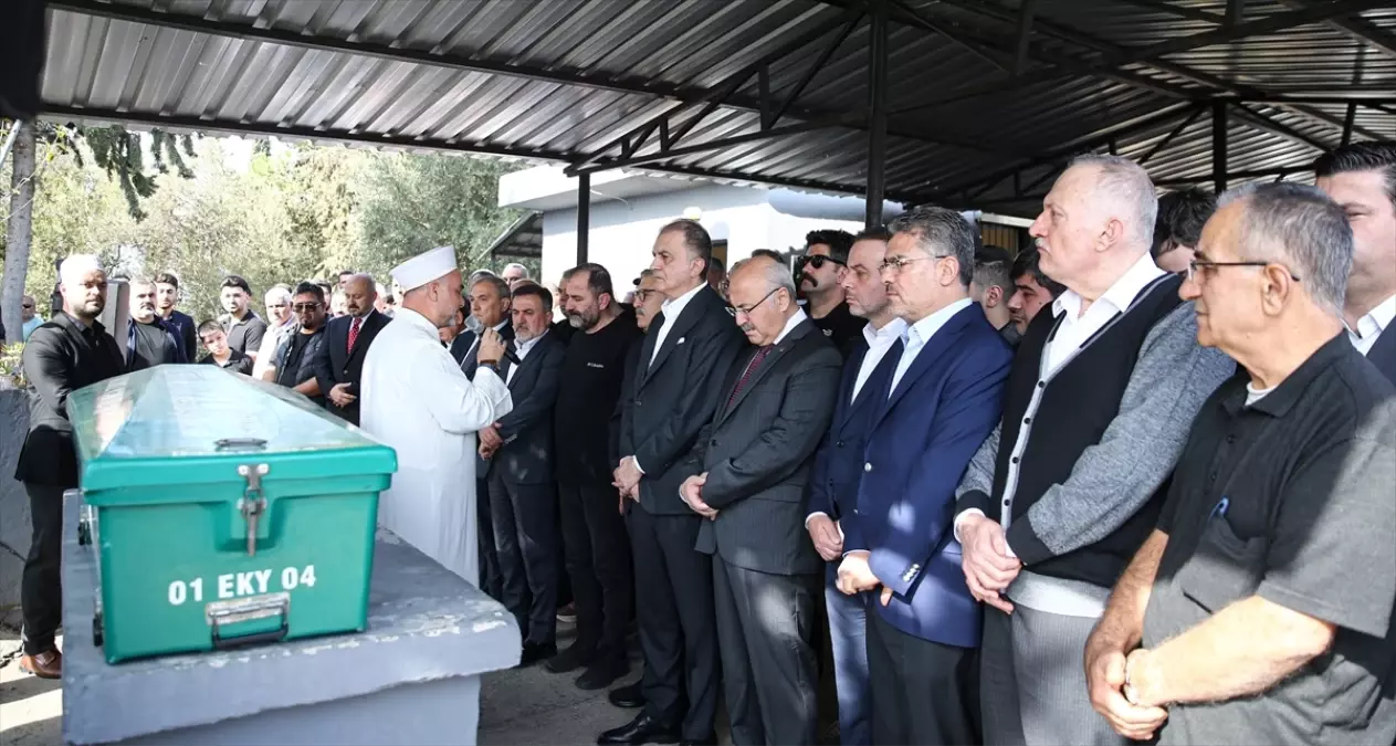 Hasan Öztopal\'ın Cenazesi Adana\'da Toprağa Verildi