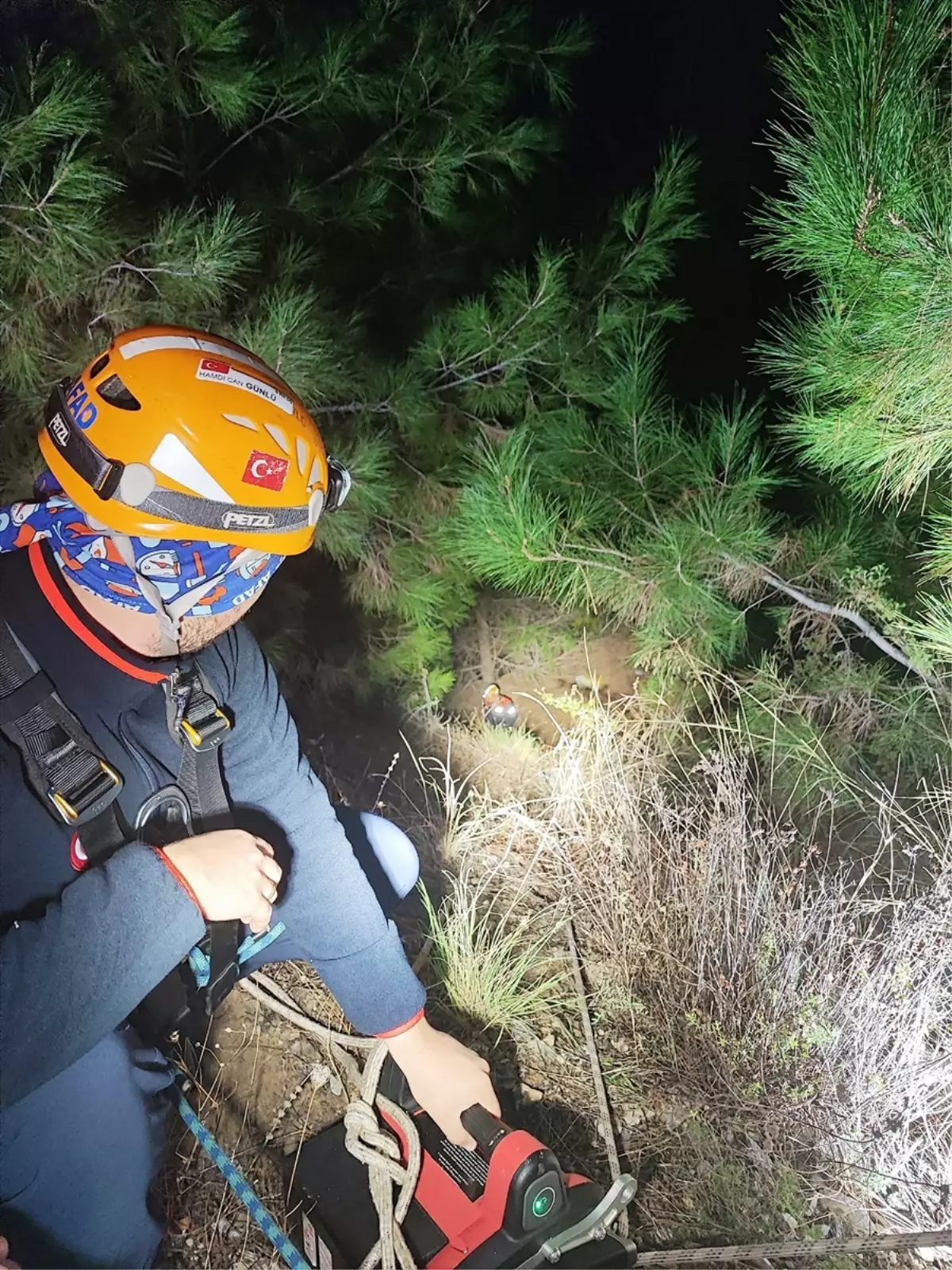 Uçuruma Düşen Turistler Kurtarıldı