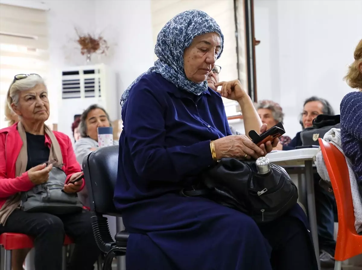 Antalya\'da Yaşlılara Akıllı Telefon Eğitimi