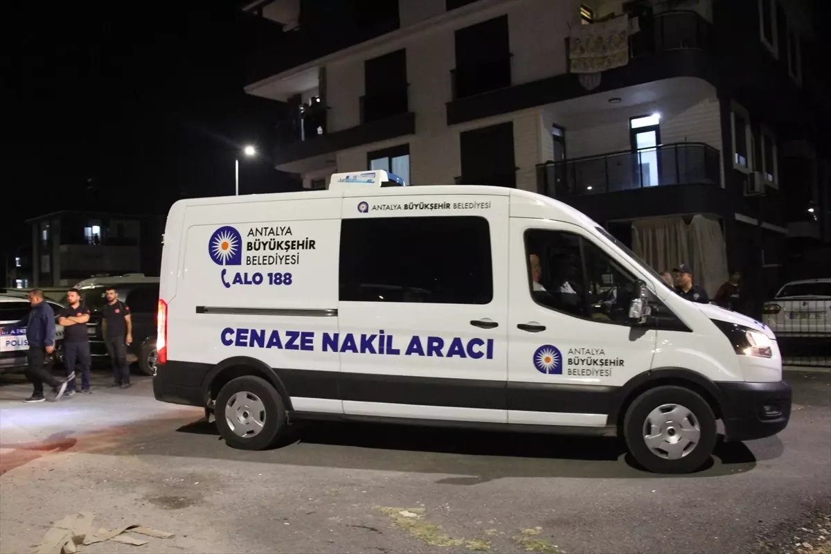 Antalya\'da Cinnet: Polis Eşini ve 2 Çocuğunu Öldürdü