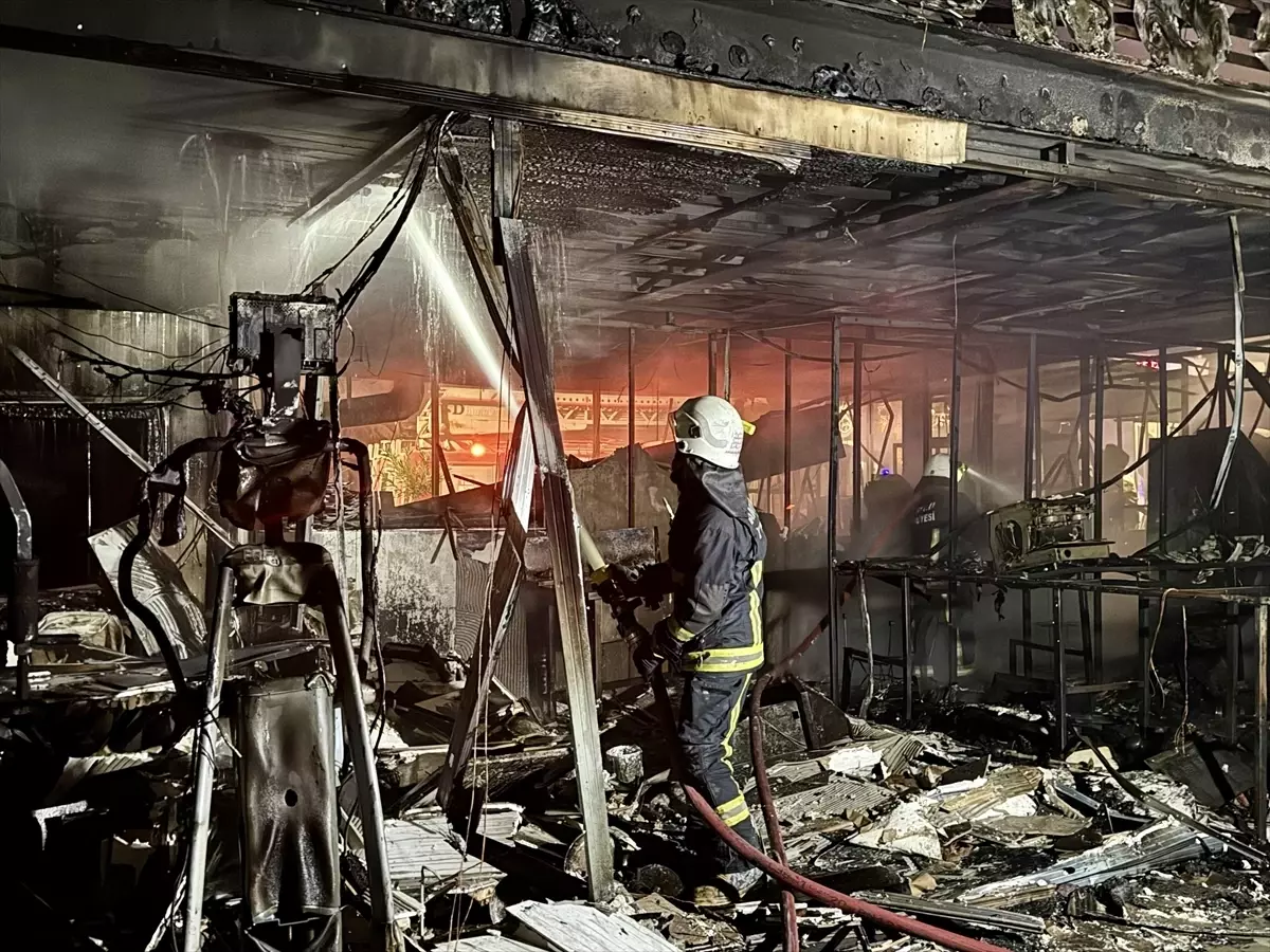 Konyaaltı\'nda Kafe Yangını Söndürüldü