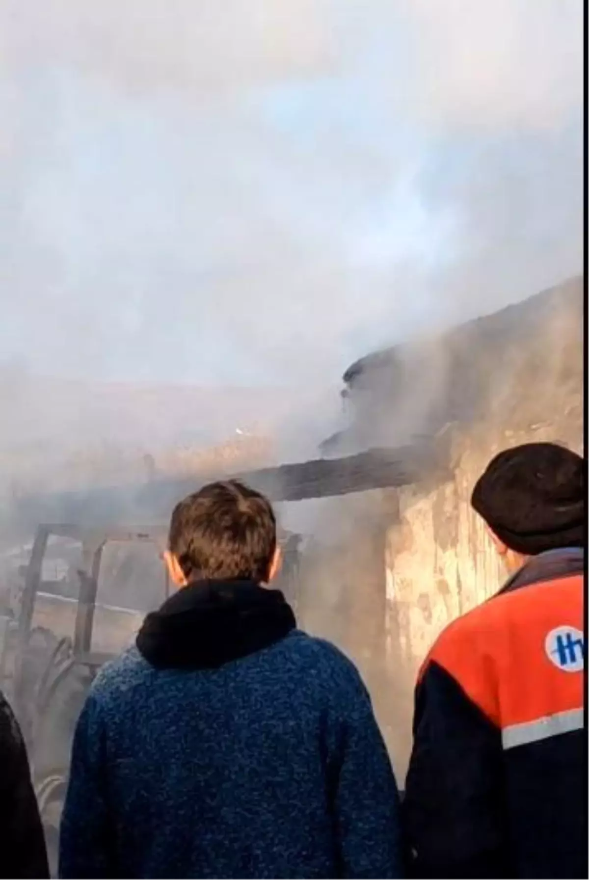 Ardahan\'da Ahırda Yangın: Büyük Maddi Hasar