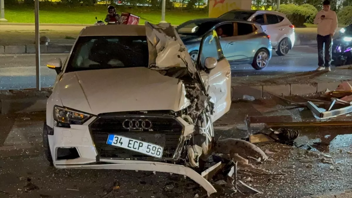 Bakırköy\'de Kaza: Ters Yöne Geçen Araç Çarpıştı