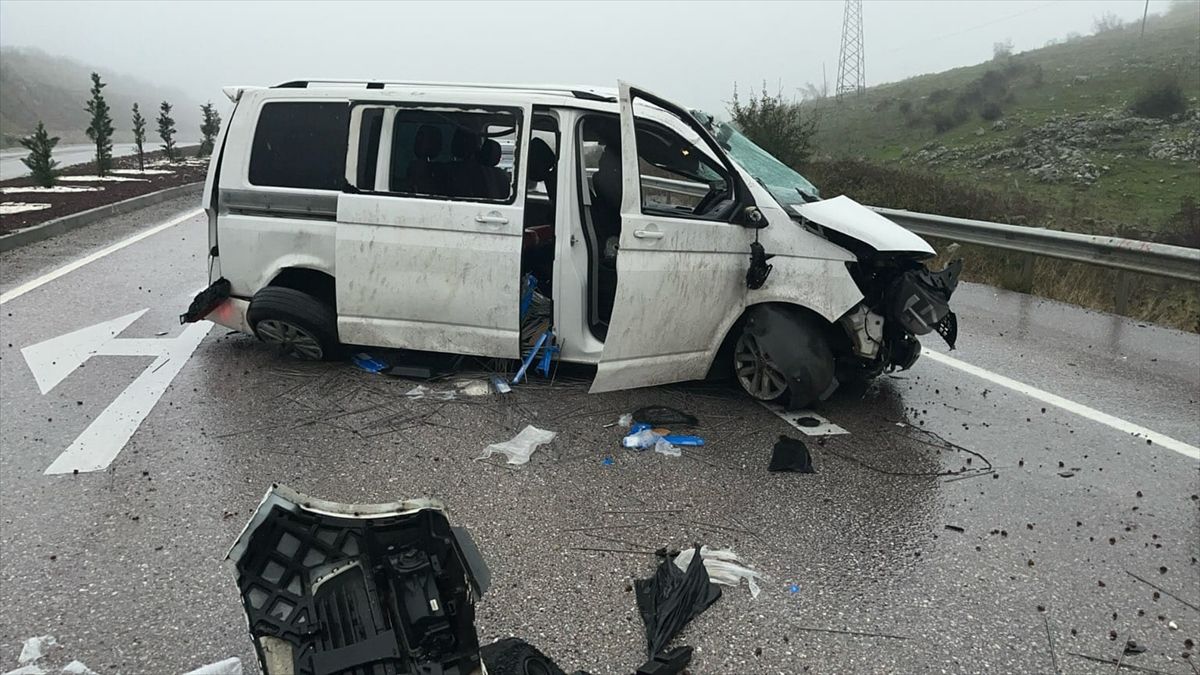 Balıkesir\'de Panelvan Takla Attı, 4 Yaralı