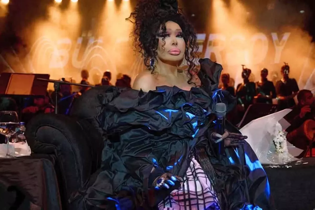 Bülent Ersoy\'a özel ilgi! Yemek yedirildiği anlar kameraya yansıdı