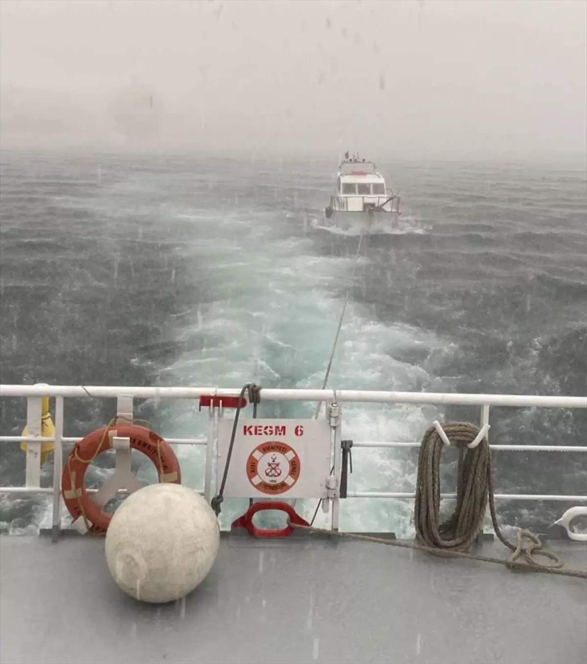 Çanakkale Boğazı\'nda Tekne Kurtarıldı