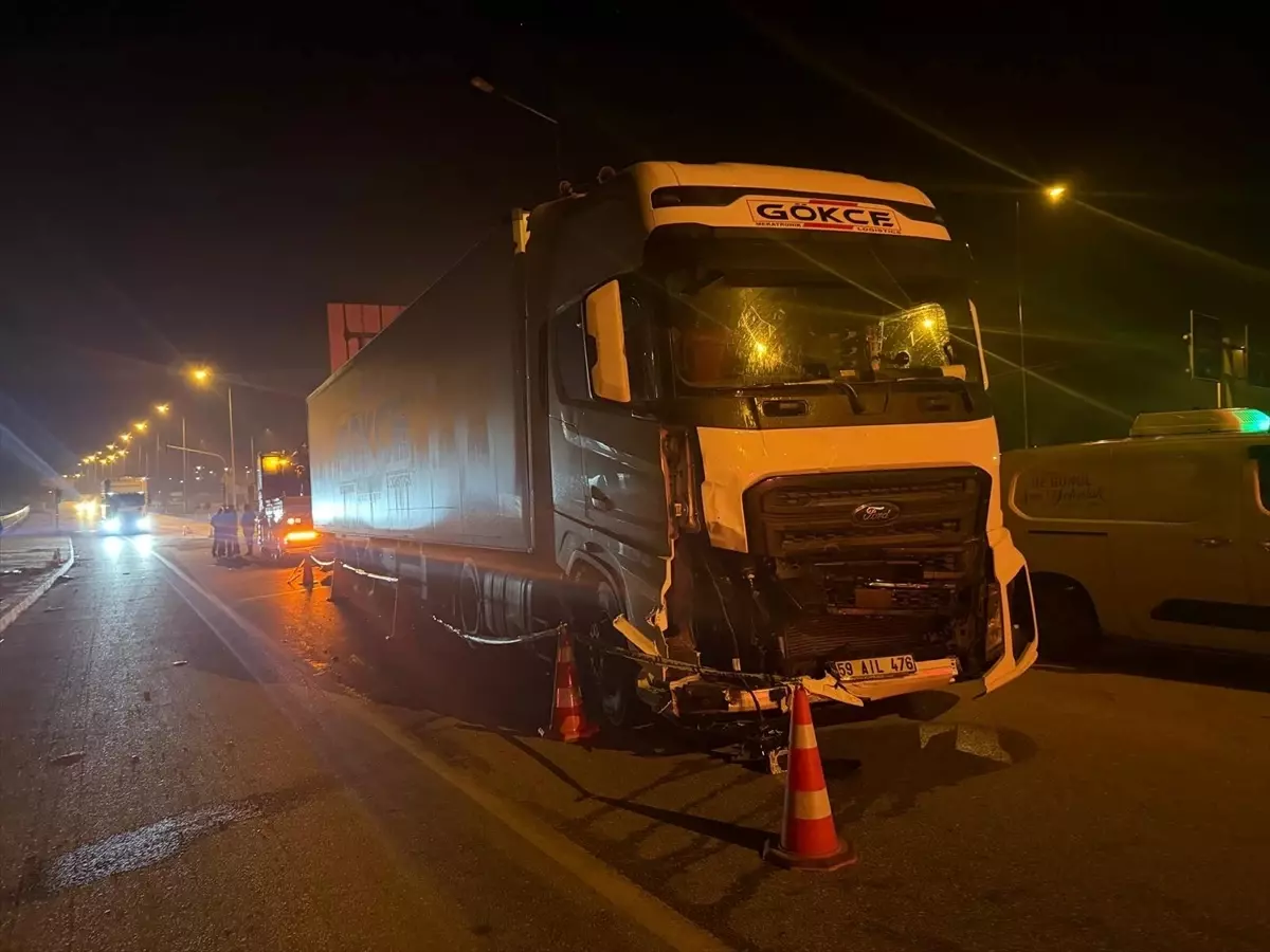 Çanakkale\'de Tır-Traktör Çarpışması: 2 Ölü