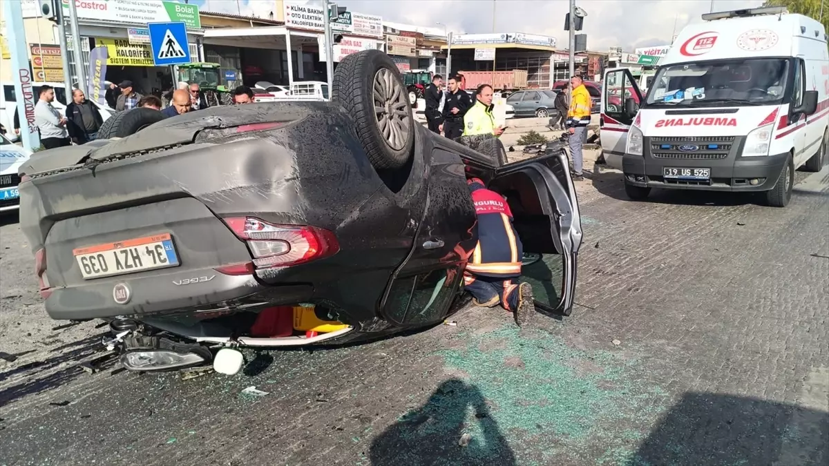 Sungurlu\'da Otomobil Devrildi: Sürücü Yaralandı