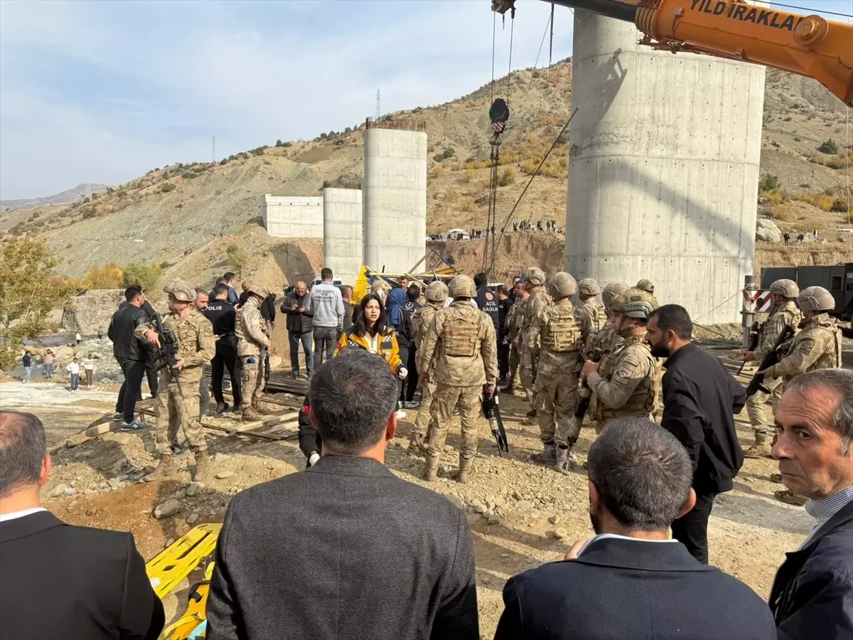 Kulp\'ta Köprü İskelesi Çöktü: 3 İşçi Hayatını Kaybetti