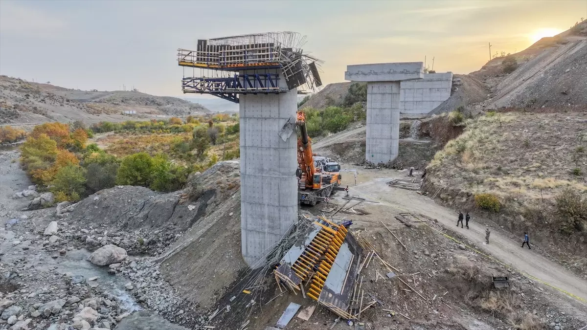 Kulp\'ta Viyadük İnşaatında Çökme: 4 İşçi Hayatını Kaybetti