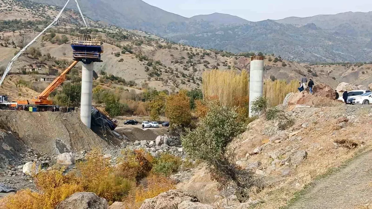 Kulp\'ta Köprü Çöktü: Yaralılar Hastaneye Sevk Edildi