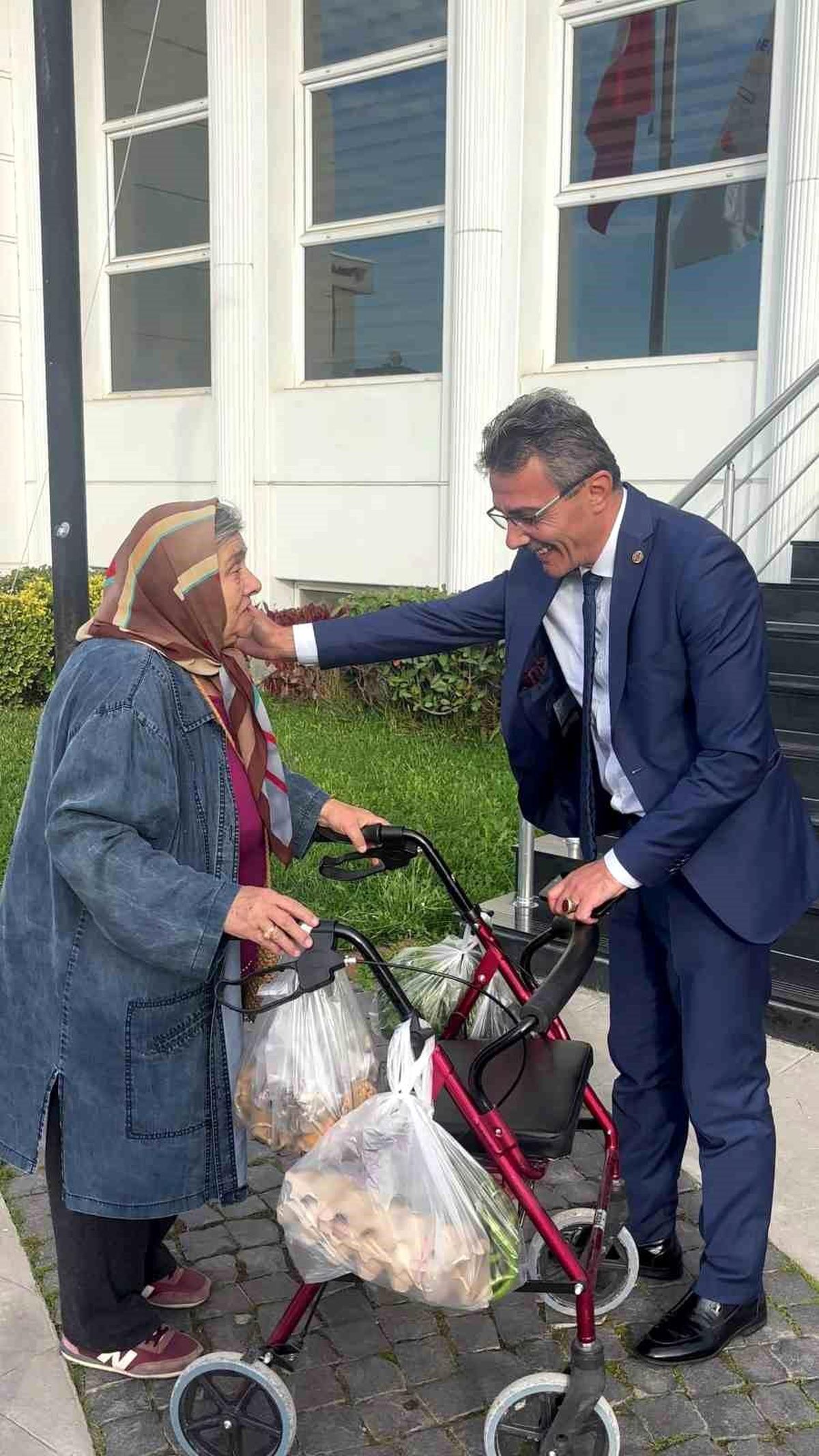 Başkan Dinç, Yaşlı Kadınla Samimi Sohbetin Ardından Evine Gönderdi
