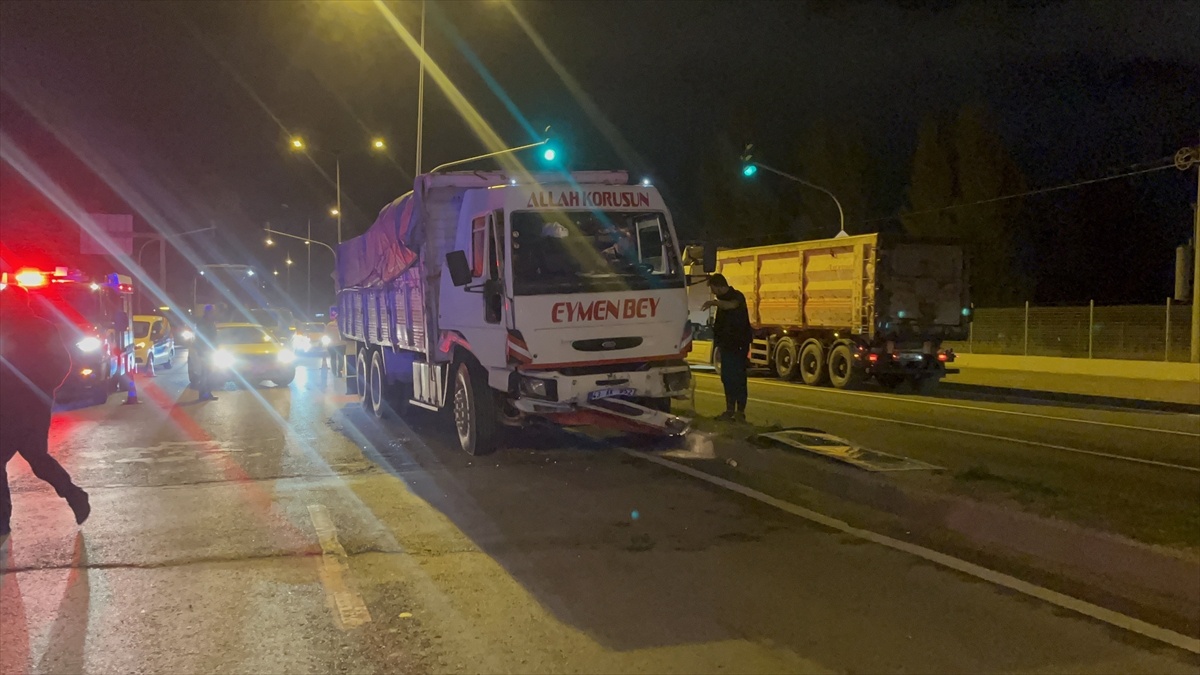 Eskişehir\'de Kamyon otomobile çarptı: 4 yaralı