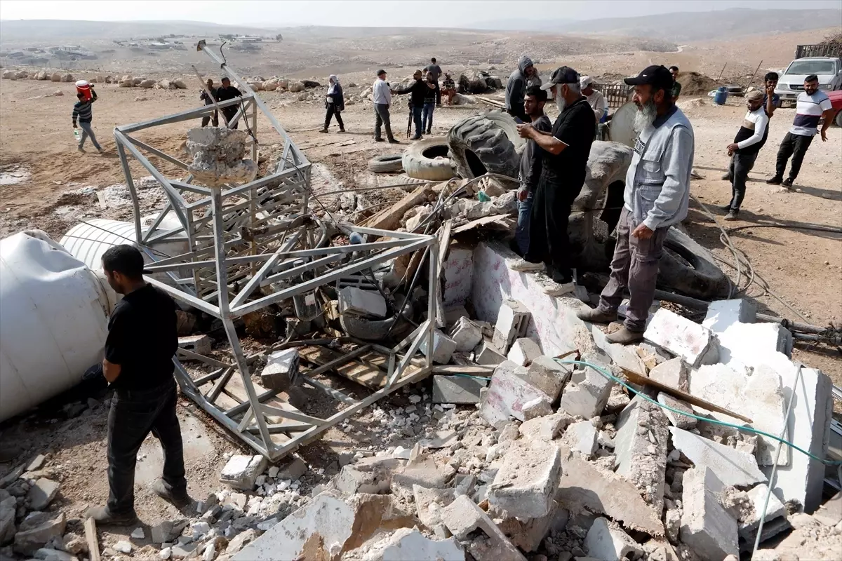 İsrail, Batı Şeria\'da Filistinlilere Ait Yapıları Yıktı