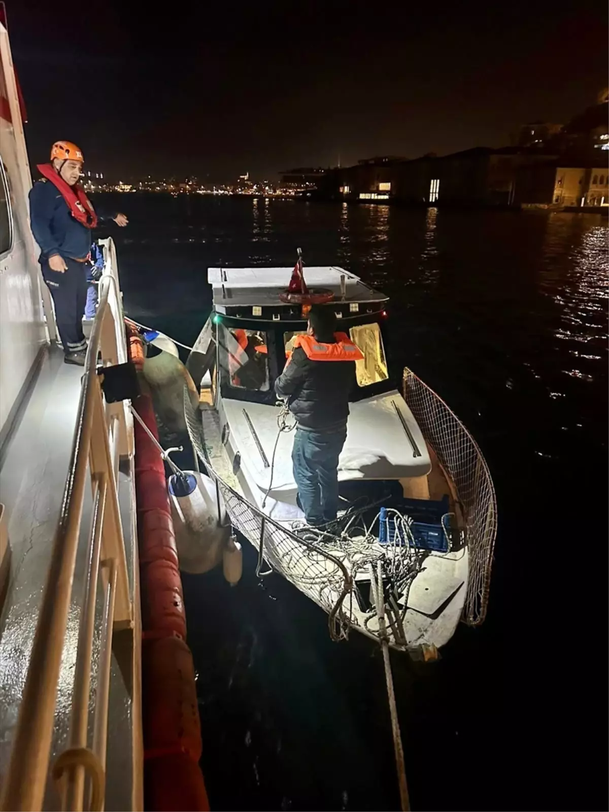 İstanbul Boğazı\'nda Tekne Kurtarıldı