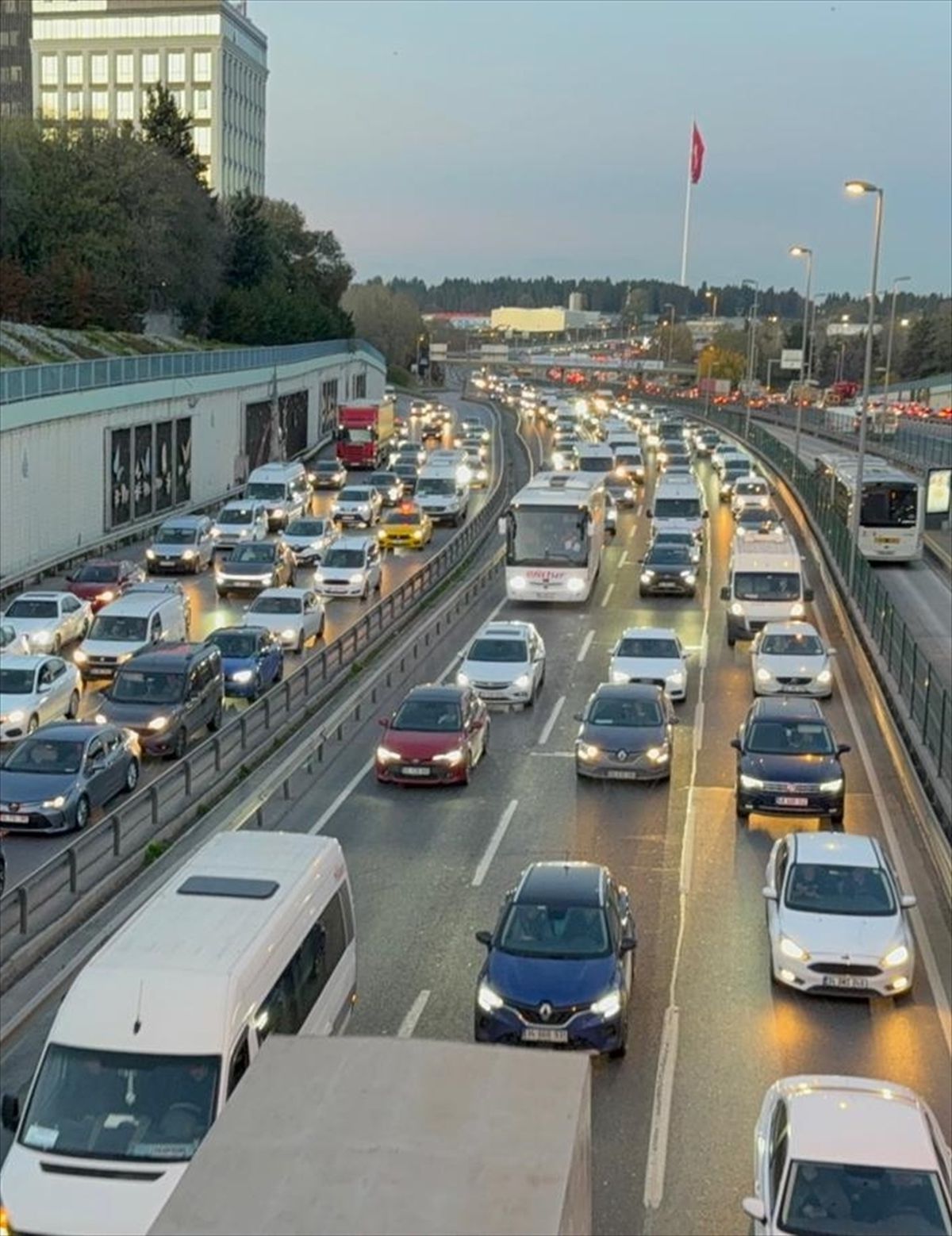 İstanbul\'da akşam saatlerinde trafik yoğunluğu yüzde 89\'a çıktı